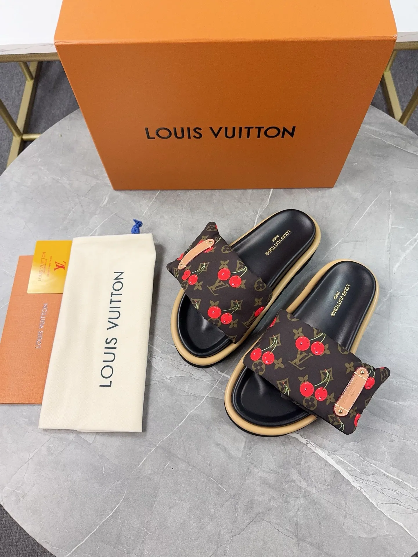 👟👟Ex-factory price 360👟👟 LV Donkey Brand L Family 2025 Hot Style Embossed Logo Embossed Sandals This Pool Pillow Comfort flat sandals are made of technical fabrics and use high-frequency embossing technology to reinterpret the Monogram pattern. Soft padded upper with adjustable Velcro, comfortable and tough insole adds harmonious colors ▪️Fabric: Original customized technical fabric ▪️Lining: soft sheepskin lining ▪️Sole: Original open-molded rubber foam outsole ▪️Size: 35-45